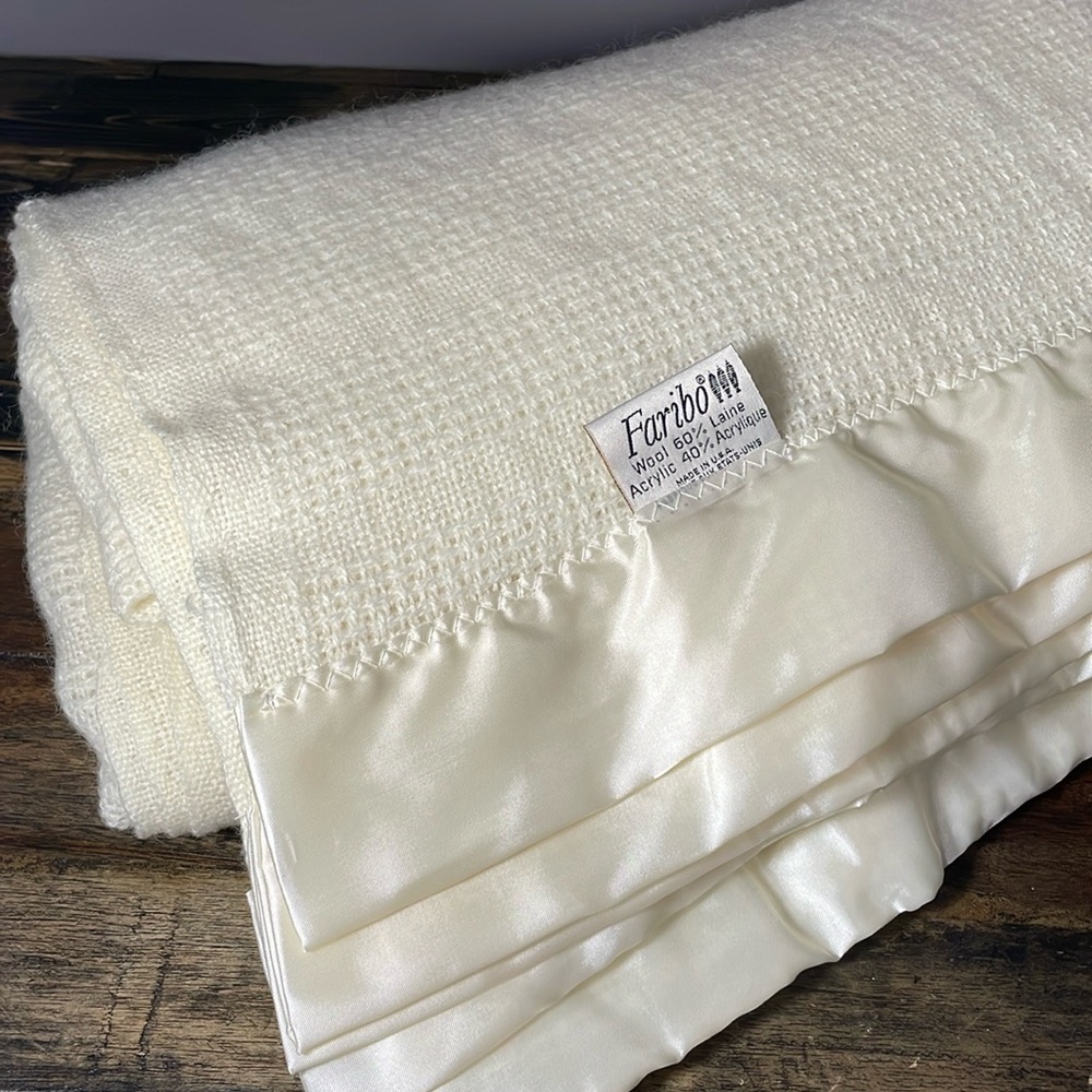 Faribo thermal Queen sized blanket 60% wool 40% acrylic in excellent condition.
